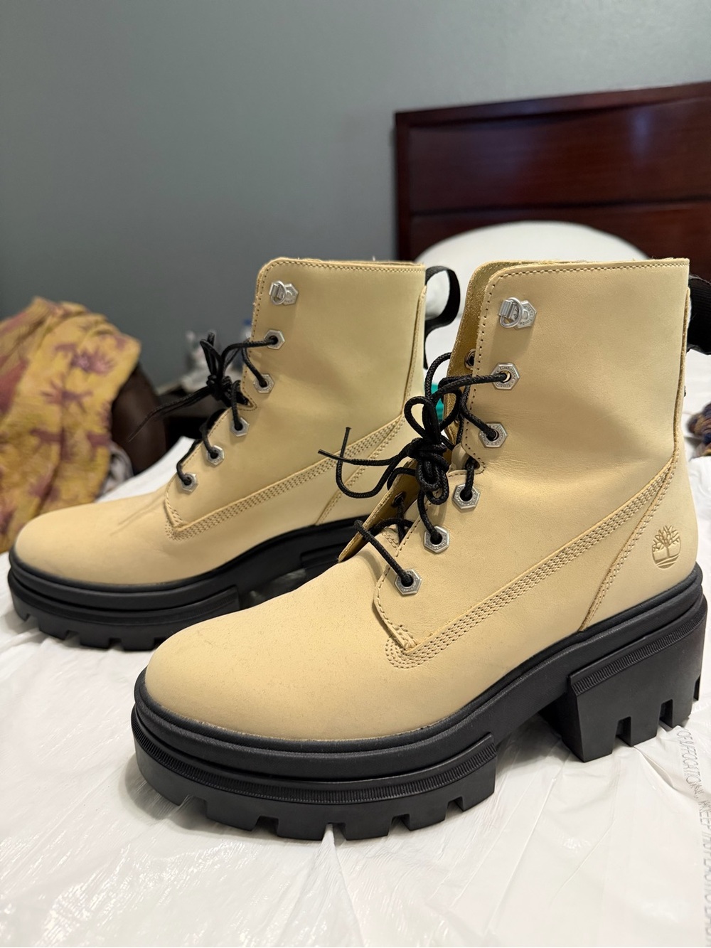 Timberland Women's Tan Lace-Up Lug Sole Boots